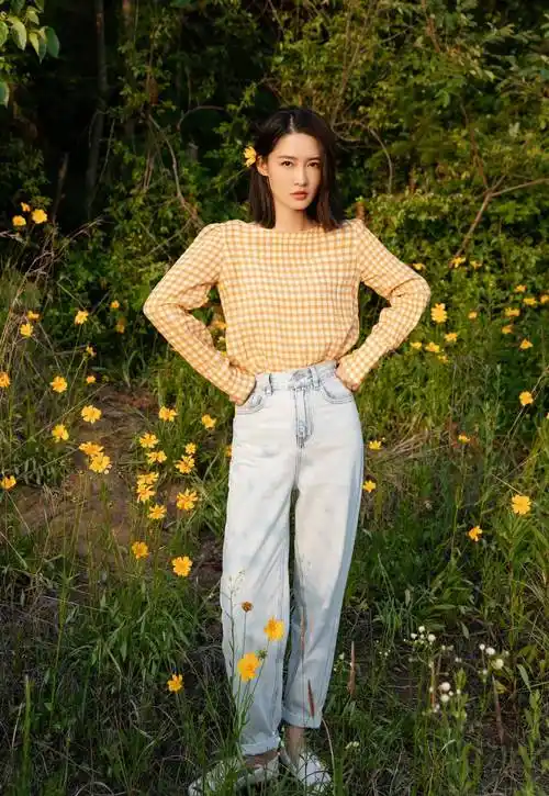 李沁也太甜了吧!黄格子上衣配牛仔裤,清新又夏天_黄色_颜色_显得