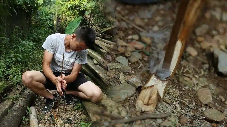 欢子野外钻木取火,大开眼界的生存技能,看一遍笑一遍