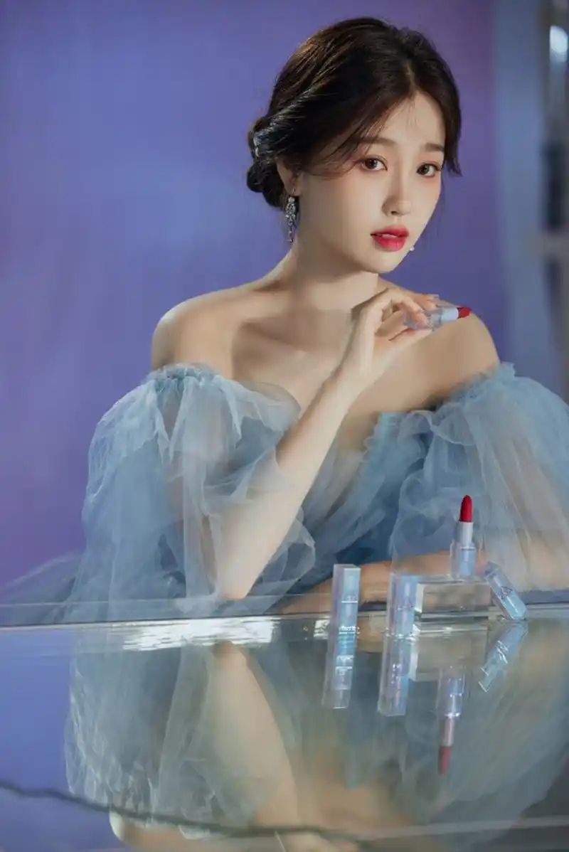 娇俏可爱,艳若桃李的#虞书欣# 一袭蓝色溜肩抹胸纱裙,丰满傲人的事业