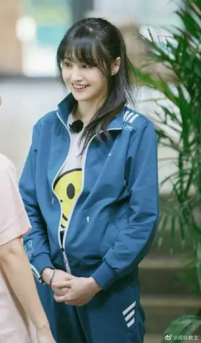 郑爽笑得好甜,高马尾和校服如初恋校园女神一般青春啊_高清图集_新浪