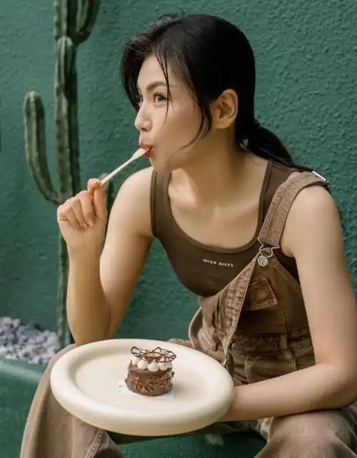 刘涛45岁生日连发30张照片#刘涛生日连发30张照片,露腰长裙尽显腰臀