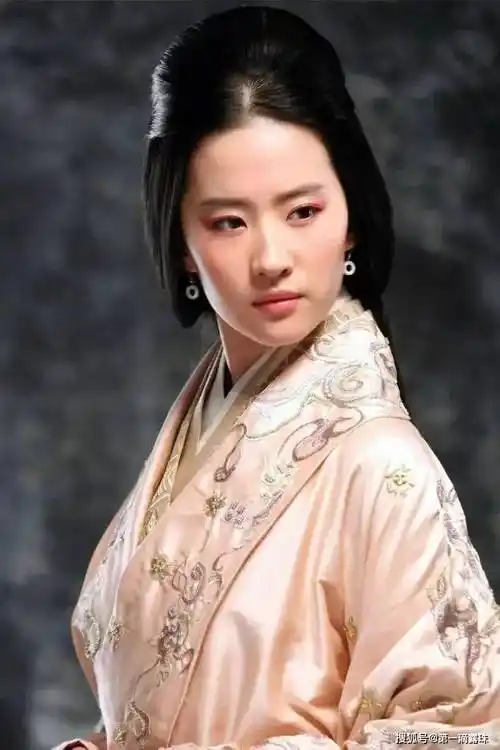 2012年,25岁的刘亦菲,在古装武侠片《四大名捕》中饰演女神捕无情.