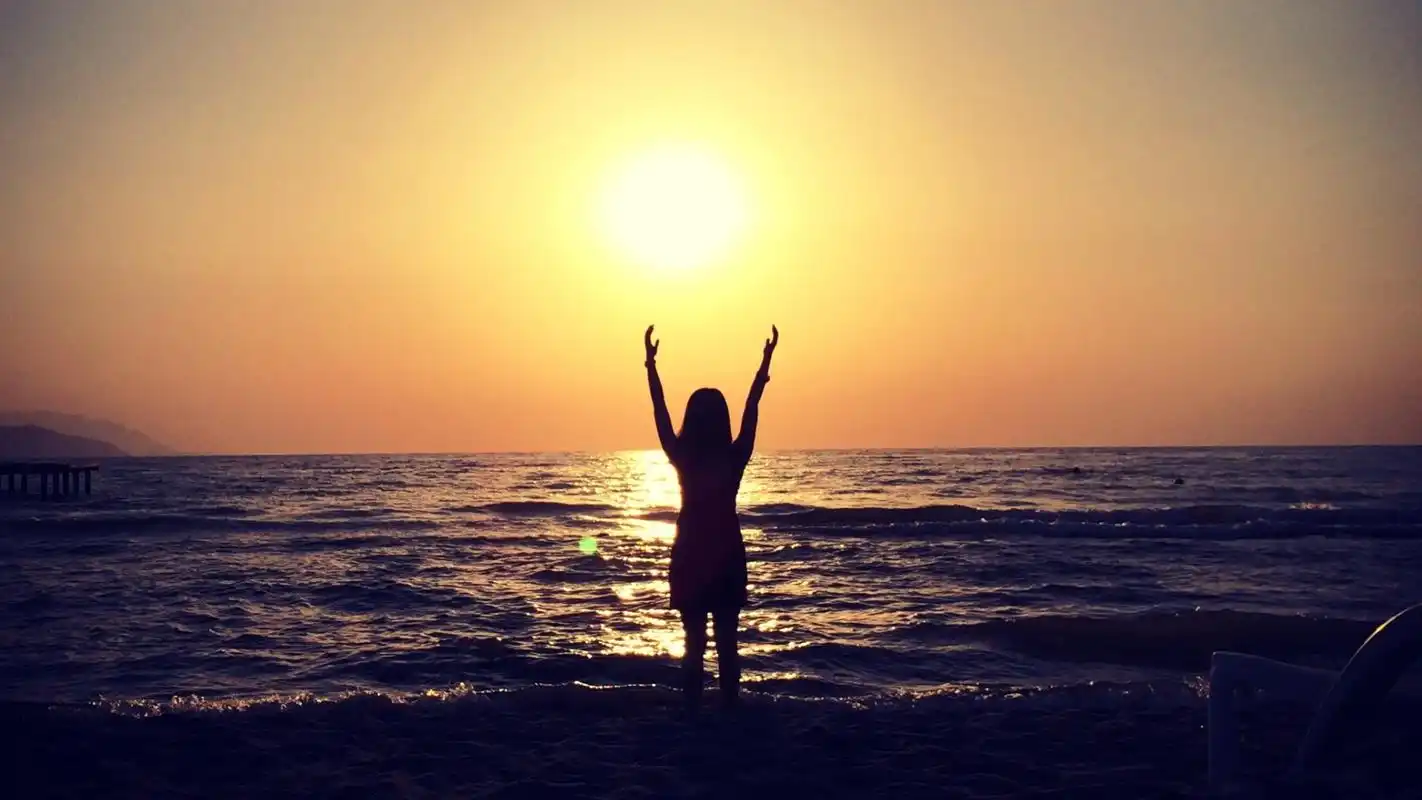 女生张开双臂拥抱阳光图片