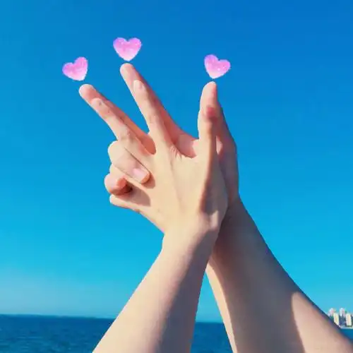 海边情侣示爱手势摆拍高清头像下载