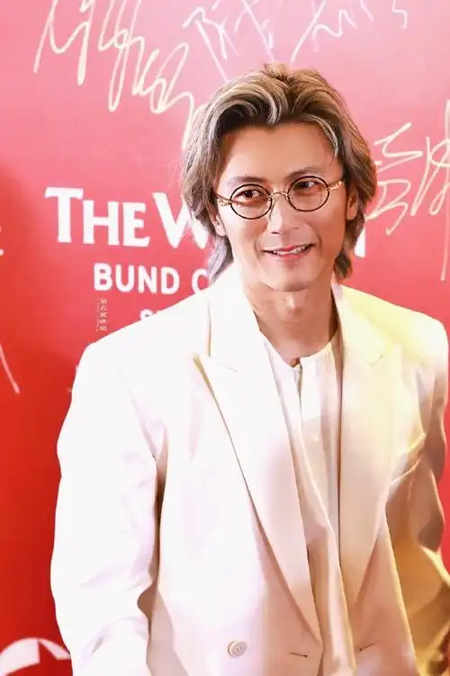 43岁谢霆锋对比43岁陈冠希,皮相老去和骨相老去的差距一目了然