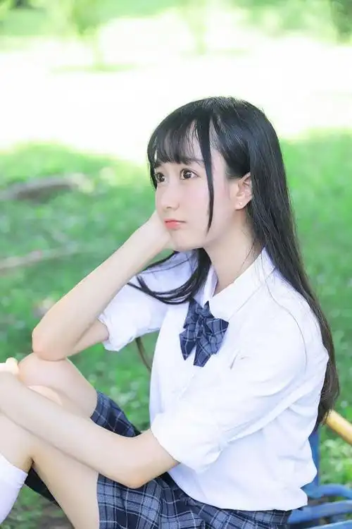 时尚穿搭推荐:虎牙美女为你展示校服的魅力