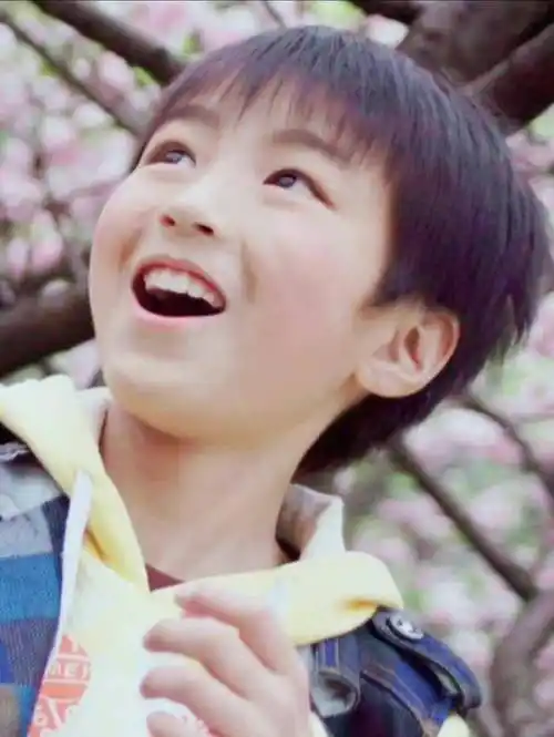 王俊凯小时候发型还不是时代峰峻标志的厚厚的锅盖头,有点少女感,有点