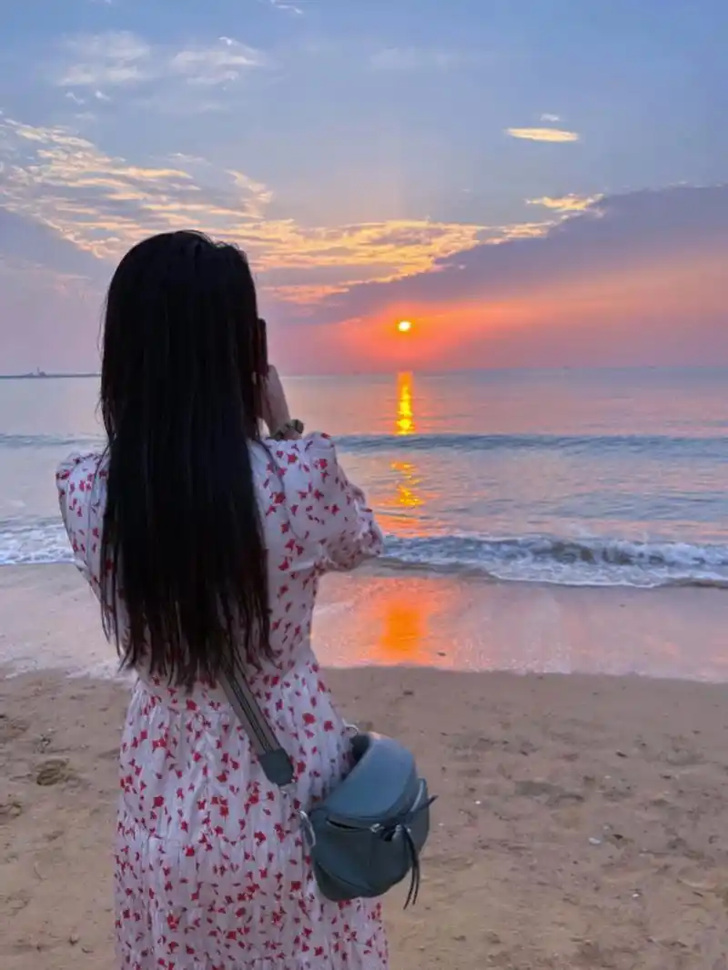 同伴拍的绝美背影96尝试了心心念念的沙滩心型拍照,挖了老半天,成果