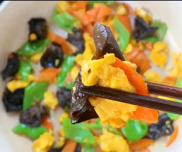 青椒胡萝卜木耳炒鸡蛋