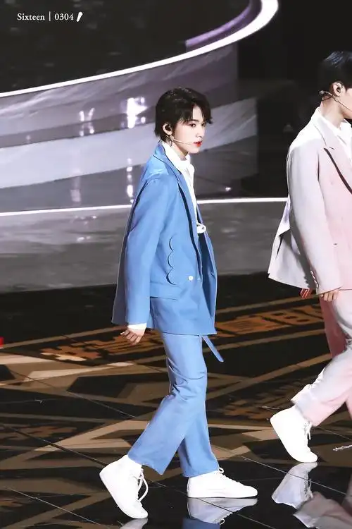 高挑有型的身材,行走的画报少年.《宋亚轩身材》