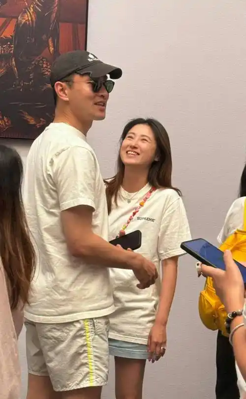 王彦霖陪妻女追星易烊千玺,艾佳妮牵手老公撒娇超甜蜜_女儿_妻子_照片