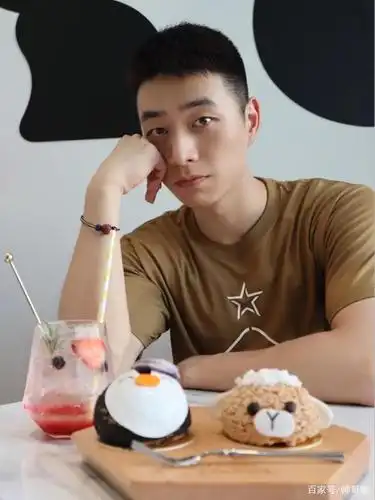 组图:气质满满的阳光男孩,拥有185身高的大长腿,型男范十足!