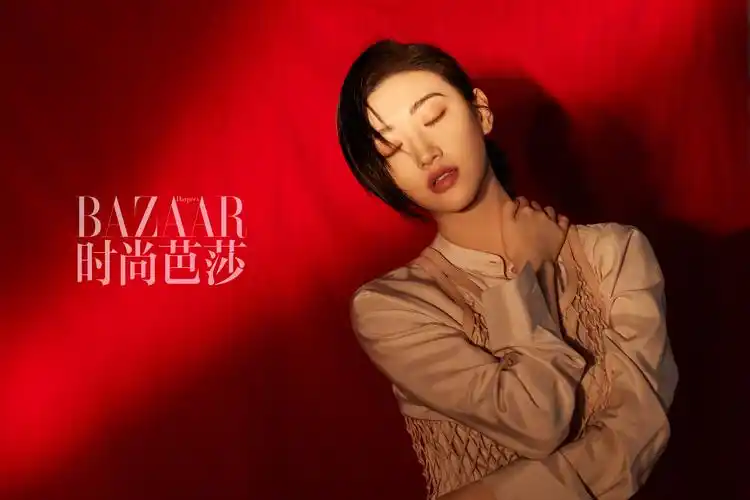 时光网讯最近鲜有作品的景甜登上了中国版《时尚芭莎》2019年4月刊的