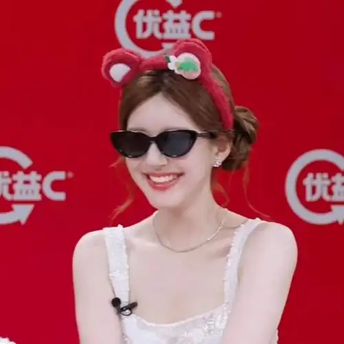 赵露思丸子头白色吊带##赵露思抱着星黛露