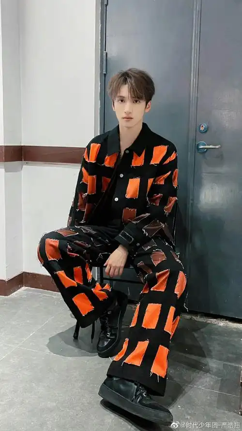 严浩翔黑牛仔造型##严浩翔手势五连拍拍立得