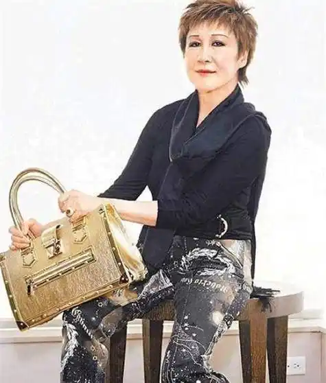 原创丁佩李小龙死在她床上粉丝要她偿命为何向华强还是娶了她