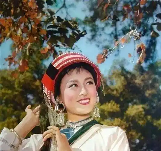 "阿诗玛"杨丽坤去世22年,她的丈夫和两个双胞胎儿子后来如何?