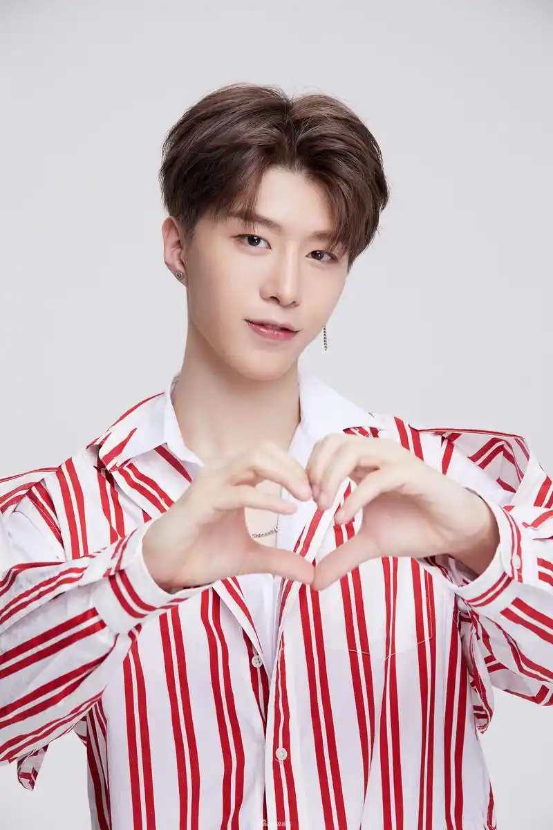 范丞丞曝新春写真 一改高冷范儿可爱比心_高清图集_新浪网