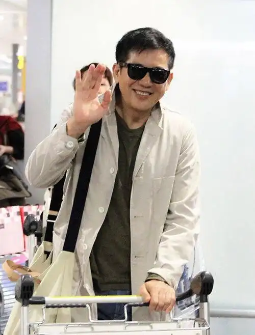 72岁秦汉近照曝光身材壮硕如年轻小伙胳膊肌肉相当亮眼