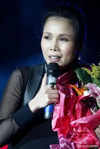 53岁天后田震近况,粉色泳衣大秀事业线,因病退圈如今气色如少女