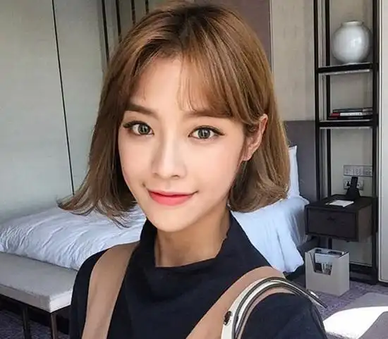 韩式八字刘海短发女生发型图