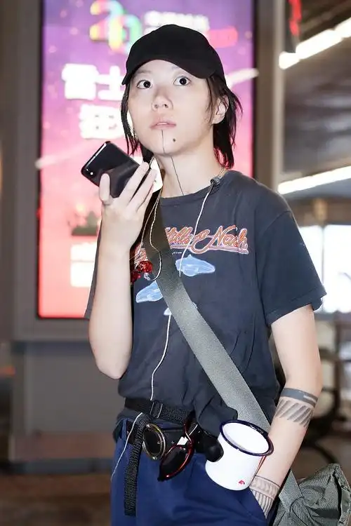 窦靖童携"真爱款"小茶缸再上线 手臂纹身惹眼