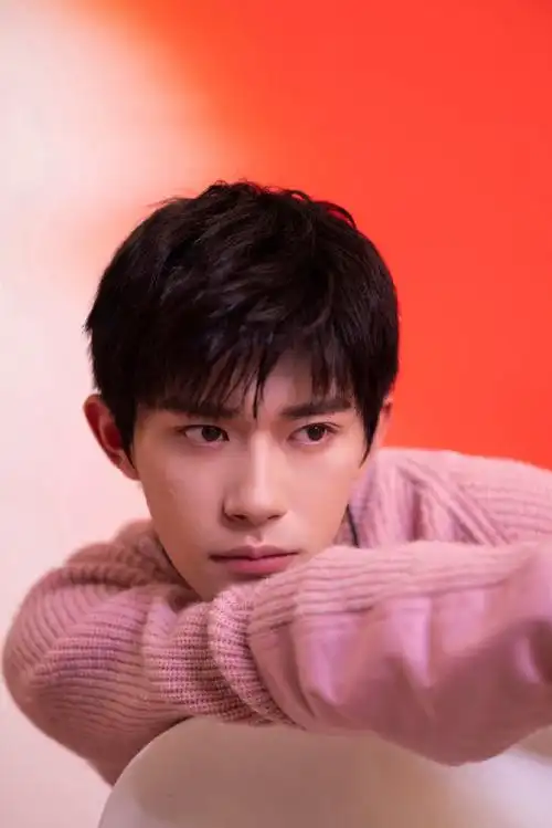 易烊千玺23岁生日单曲《4%vol的河》及生日写真同步释出粉色毛衣穿搭