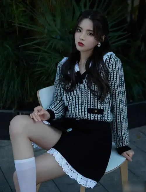 杨超越穿蕾丝花边裙,翘起"二郎腿"的时候,这腿我没眼花吧?
