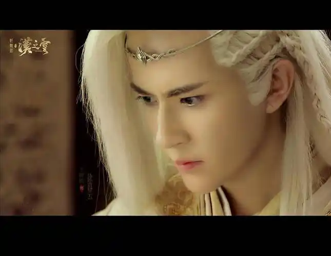 我就是被于朦胧这个白发杀马特造型一脚踹进坑里的