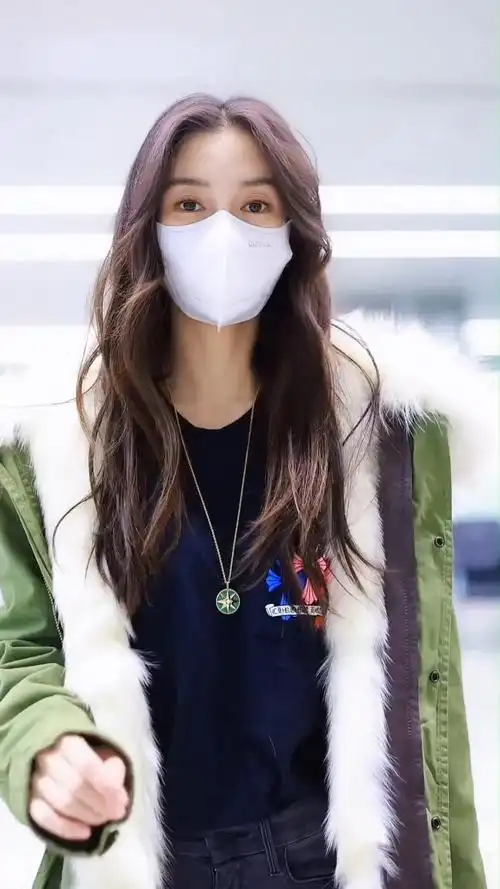 angelababy杨颖离婚后现身机场身穿绿色棉服真好看