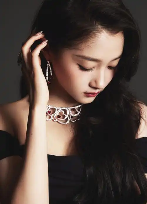 惊艳!关晓彤从国民闺女到国民女神,中间只差一款黑色一字肩长裙