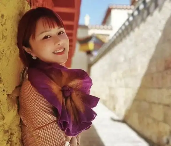 因此刘思希从小就是"名校生",中学时代就读于嘉诺撒圣心学院,如今香港