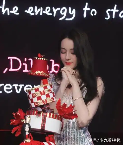 过生日的热巴,沉浸在幸福的氛围中,脸上的表情充满幸福.