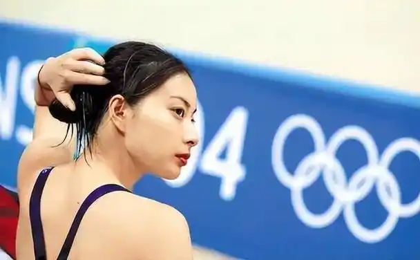 郭晶晶现身跳水世界杯西安站,金丝眼镜造型,神似《狂飙》高启兰