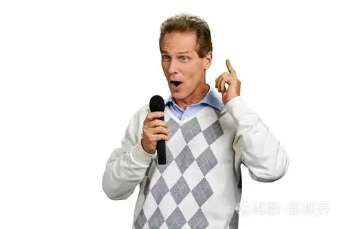 在白色背景上对着麦克风说话的人