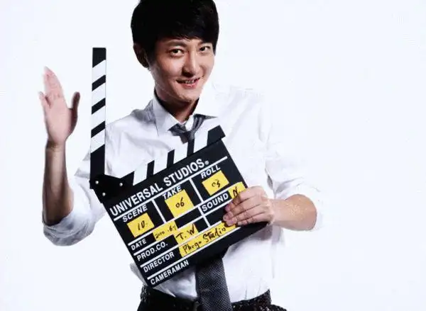 郭京飞再露鬼马精神愚人节笑言退出演艺圈