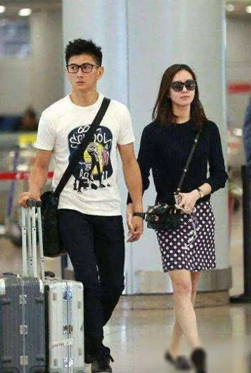 步入老年的吴奇隆发福的厉害,网友:和老婆刘诗诗站在一起像父女