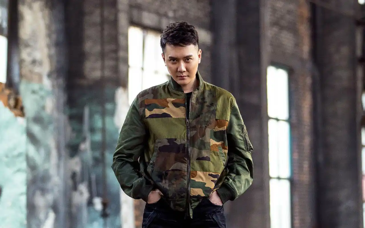 冯绍峰迷彩夹克帅气图片桌面壁纸