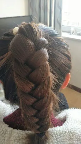 简单的四股辫,好显年轻的!