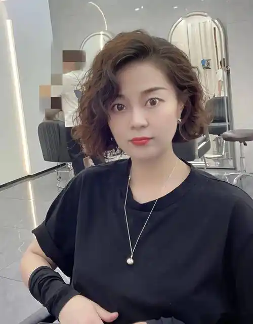 入春" 短烫发超减龄"_短发_发型_女生