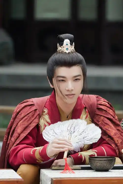 猎猎红袍鲜衣怒马华晨宇萌探探探案古装造型好评出圈