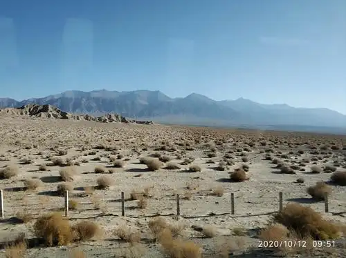由于缺水,公路二边是荒凉的大戈壁无人区.