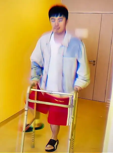 蹦跳中的陈赫,腿看着还是很健硕的,肌肉鼓起一大块.