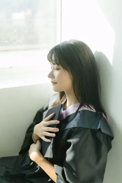 清纯美女毕业季学士服写真图片