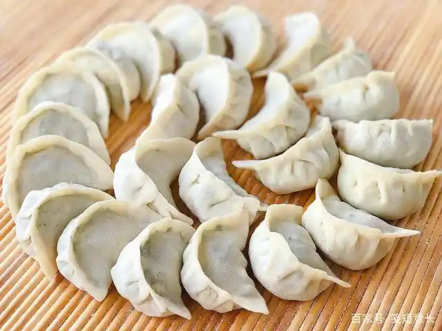 三伏天闷热没食欲,北方人包饺子就爱用这菜做馅,味道独特又开胃