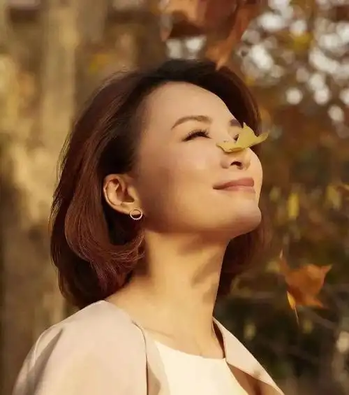 董卿和老公约会照曝光,她依偎老公秒变小女人,富豪老公气质温文尔雅和