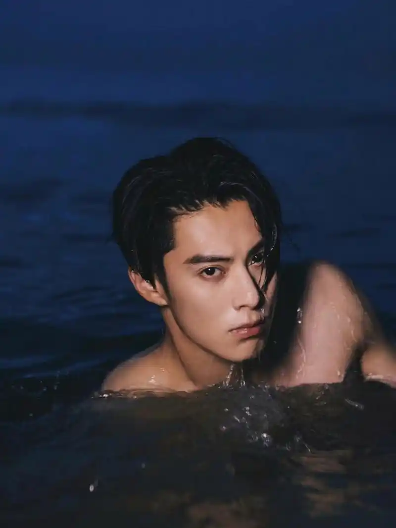 王鹤棣的腹肌照也太好看了吧 #王鹤棣# #苍兰诀# #腹肌