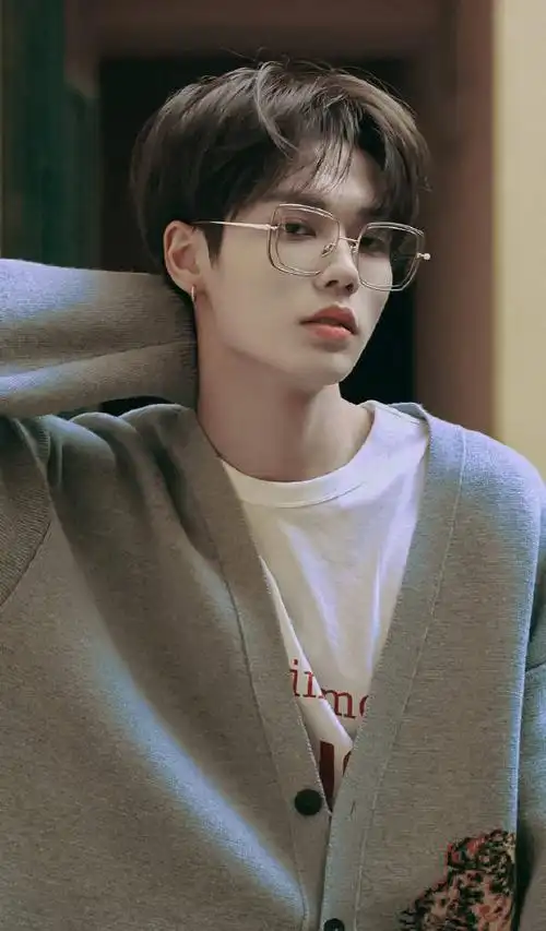 原创林彦俊现身机场,格子衬衫休闲风十足,戴上眼镜初显成熟男人魅力