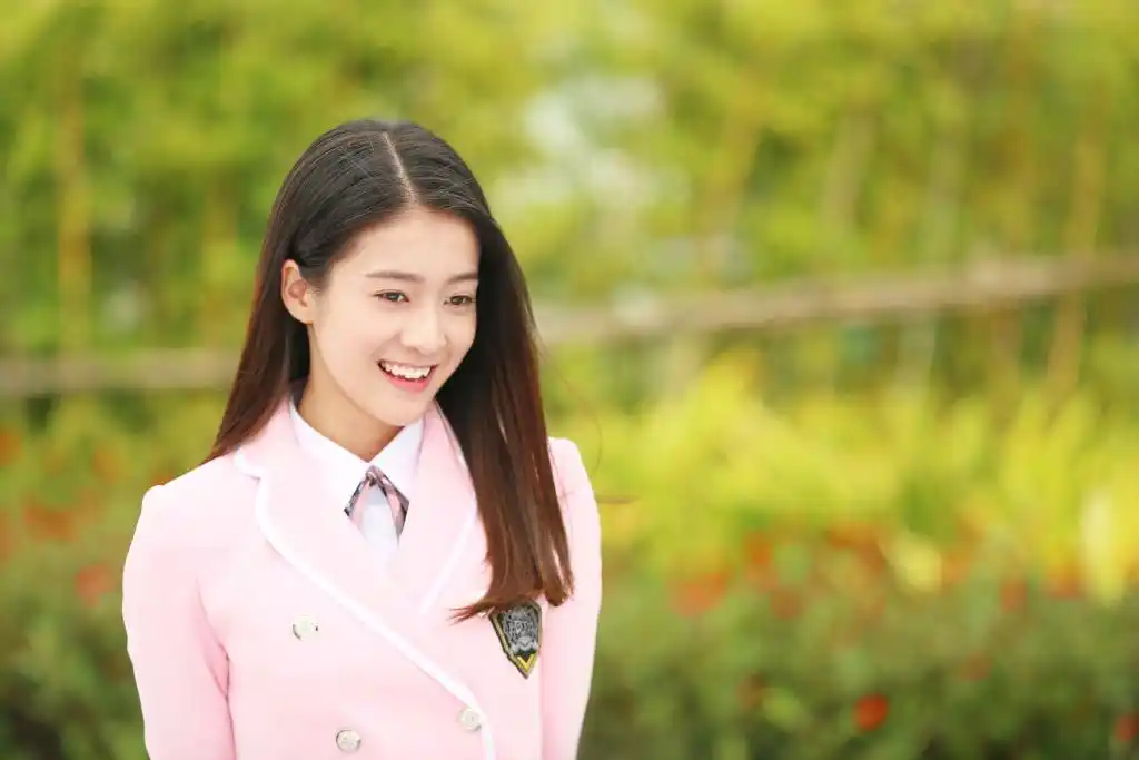 张雪迎粉色校服唯美写真