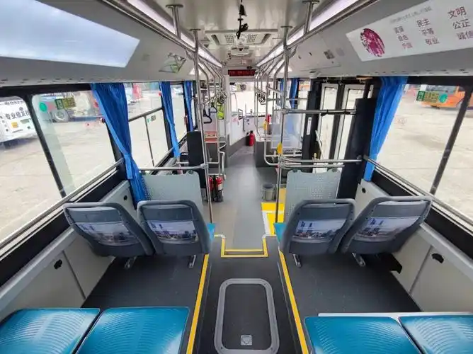 深圳公交车迎来上新乘坐空间更大每个座位旁都有usb充电口